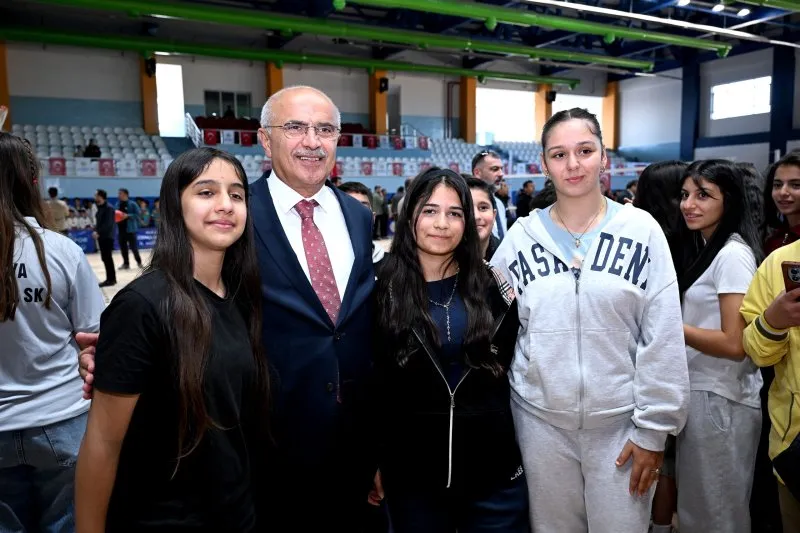 Bakan Bak'tan Melekbaba Spor tesisine tam not "MÜTHİŞ BİR TESİS OLMUŞ"