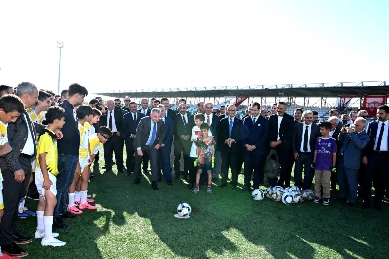 Bakan Bak'tan Melekbaba Spor tesisine tam not "MÜTHİŞ BİR TESİS OLMUŞ"