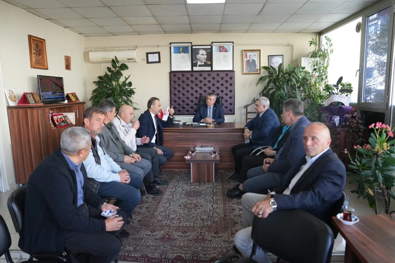 Başkan Vekili Özcan, Muhtarlar derneklerini ziyaret etti