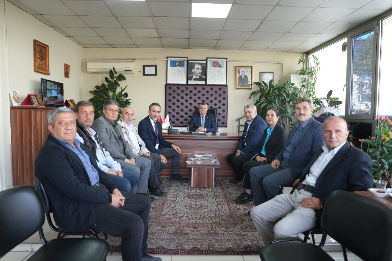 Başkan Vekili Özcan, Muhtarlar derneklerini ziyaret etti