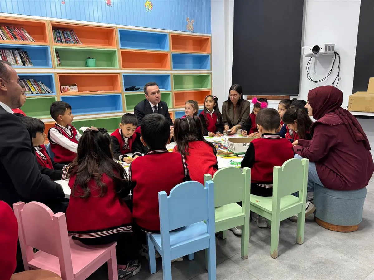 Kaymakam Bakan, Çaldıran Bebek ve Çocuk Kütüphanesini ziyaret etti