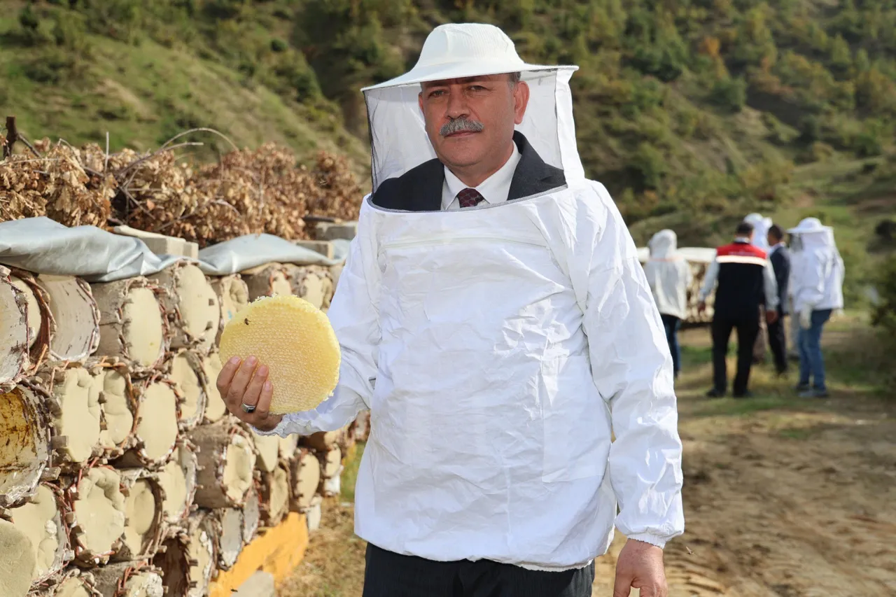 Bitlis Eren Üniversitesi Rektörü Elmastaş, Hizan Karakovan Balı Hasat Festivali’ne katıldı