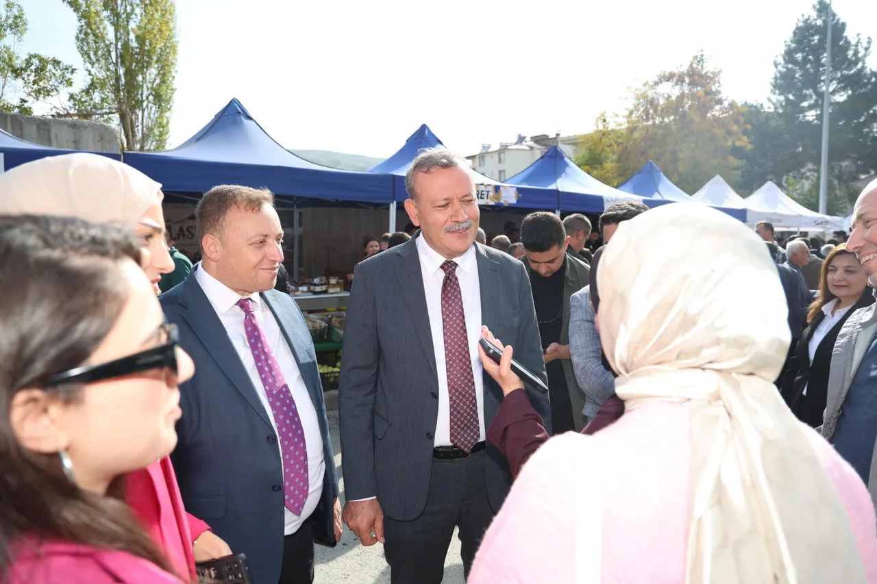 Bitlis Eren Üniversitesi Rektörü Elmastaş, Hizan Karakovan Balı Hasat Festivali’ne katıldı