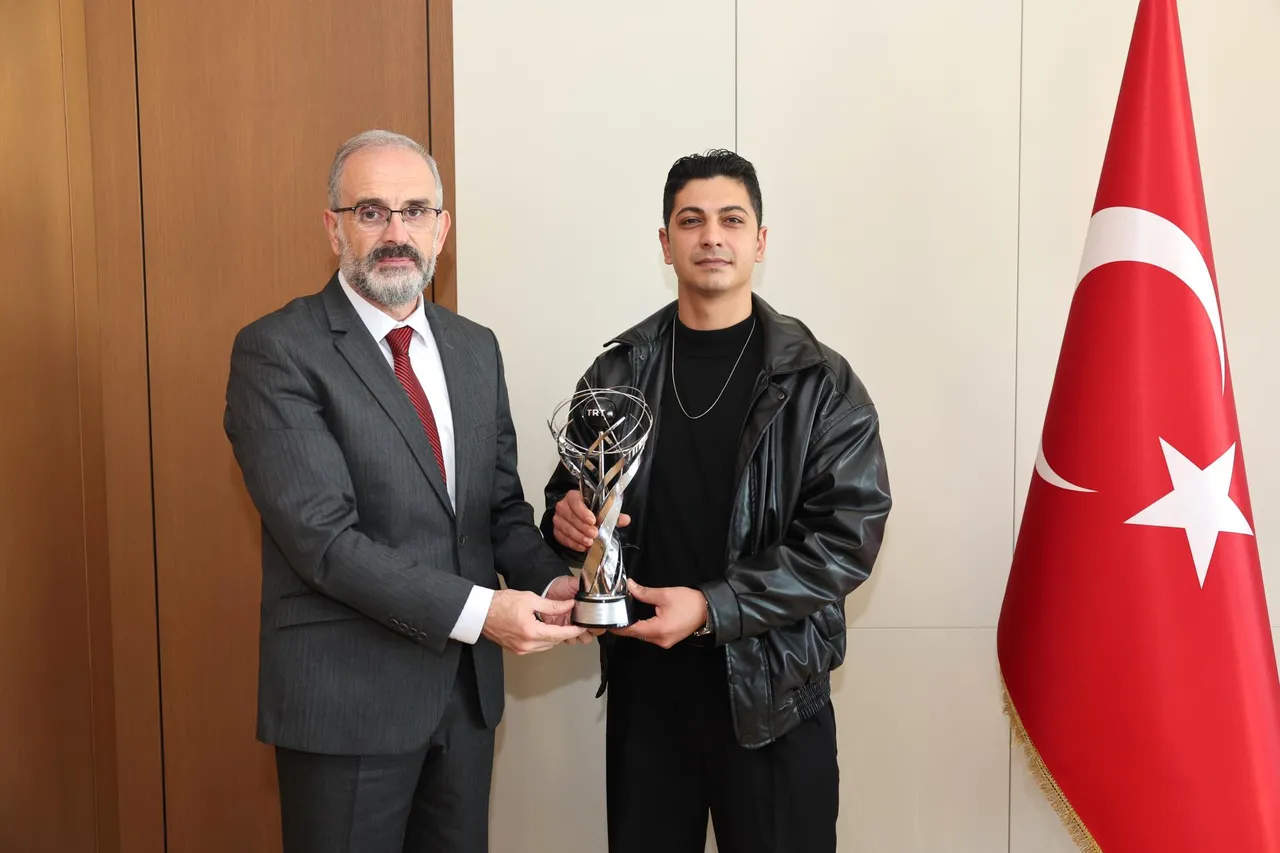 Bandırma Onyedi Eylül Üniversitesi Rektörü TRT’den ödül alan öğrenciyi ağırladı