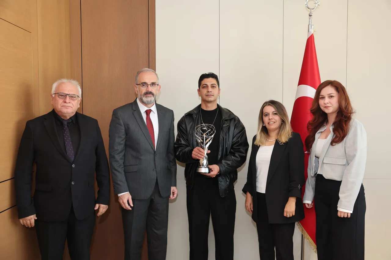 Bandırma Onyedi Eylül Üniversitesi Rektörü TRT’den ödül alan öğrenciyi ağırladı