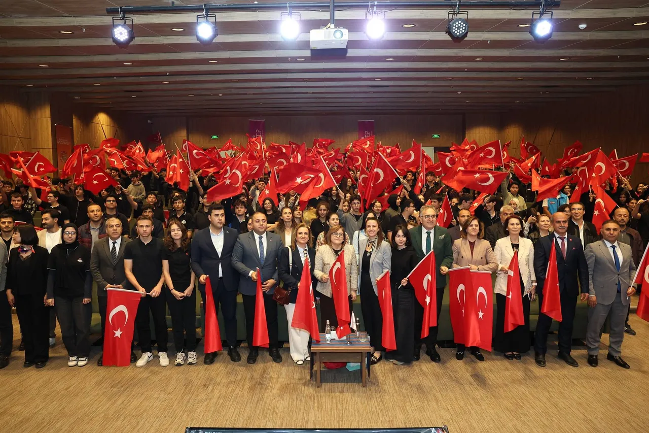 Başkan Şahin, “Bir Dakika, Bir Merak, Bir Cevap” programında gençlerle buluştu