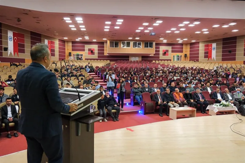 Vali Çiçek İmam Hatipliler Haftası kapsamında düzenlenen “Gazze ve Vatan” temalı programa katıldı