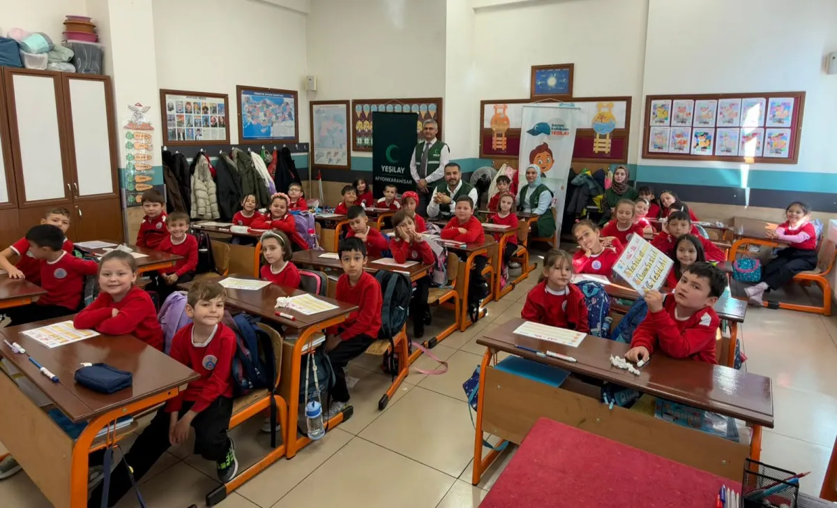 AFSÜ Genç Yeşilay’dan ilkokul öğrencilerine bağımlılıkla mücadele eğitimi ve fidan dikimi