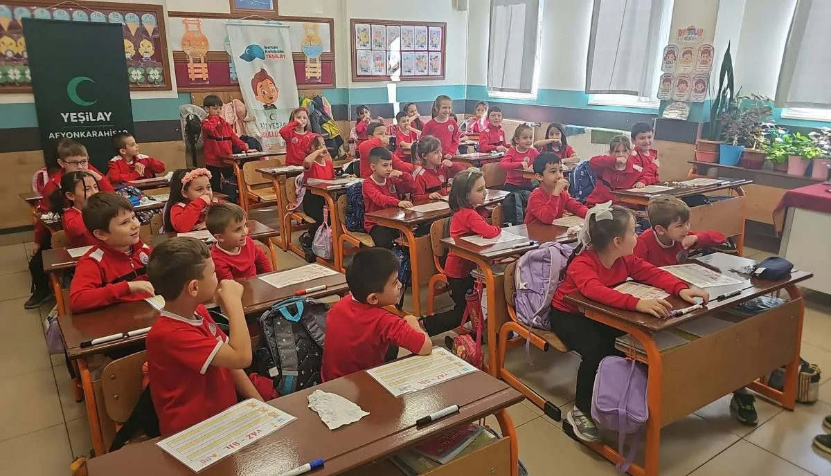 AFSÜ Genç Yeşilay’dan ilkokul öğrencilerine bağımlılıkla mücadele eğitimi ve fidan dikimi