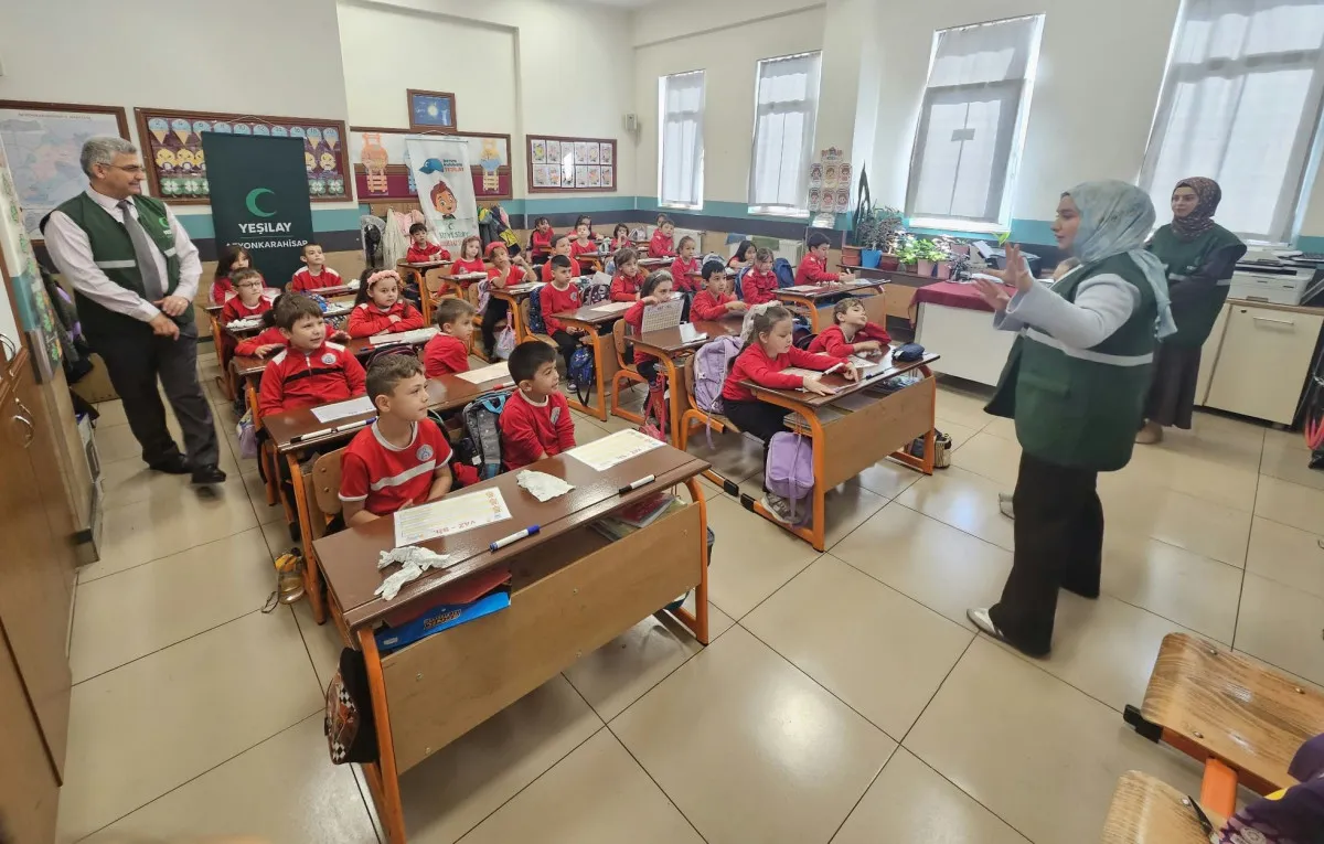 AFSÜ Genç Yeşilay’dan ilkokul öğrencilerine bağımlılıkla mücadele eğitimi ve fidan dikimi