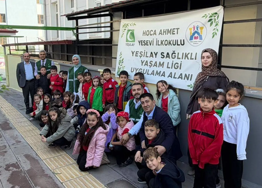 AFSÜ Genç Yeşilay’dan ilkokul öğrencilerine bağımlılıkla mücadele eğitimi ve fidan dikimi