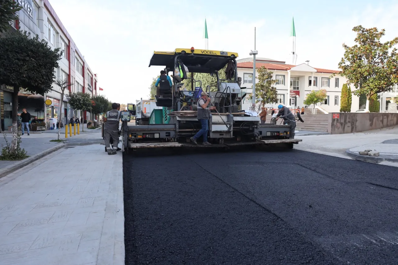 Hendek’in tam kalbindeki en önemli güzergahlar tablo gibi işleniyor