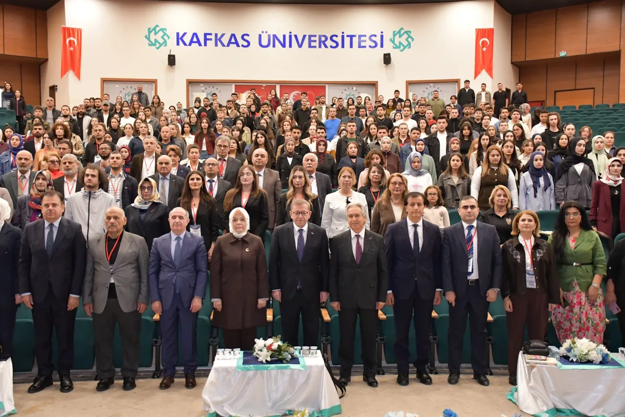 Ardahan Üniversitesi Rektörü Emiroğlu, 13. Uluslararası Çocuk ve Gençlik Edebiyatı Sempozyumunun açılış konuşmasını yaptı