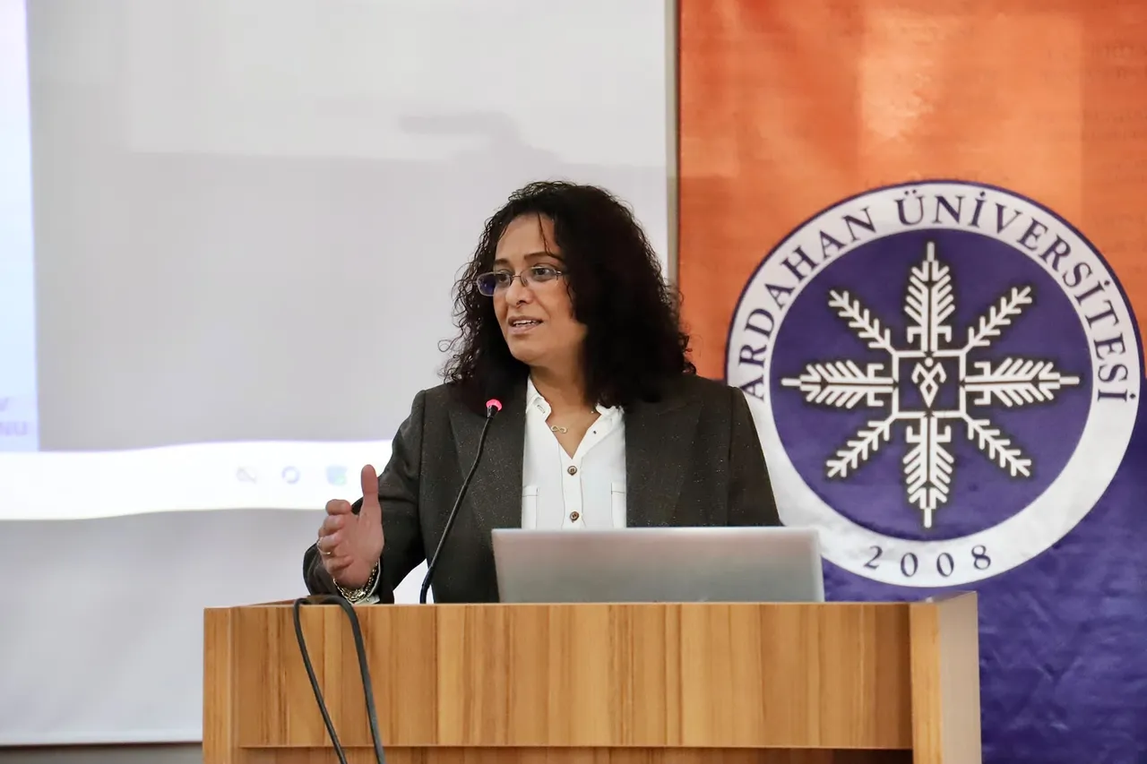 Nihal Paşalı Taşoğlu Ardahan Üniversitesinde “Kurum İçi Etkili İletişim” konferansı verdi