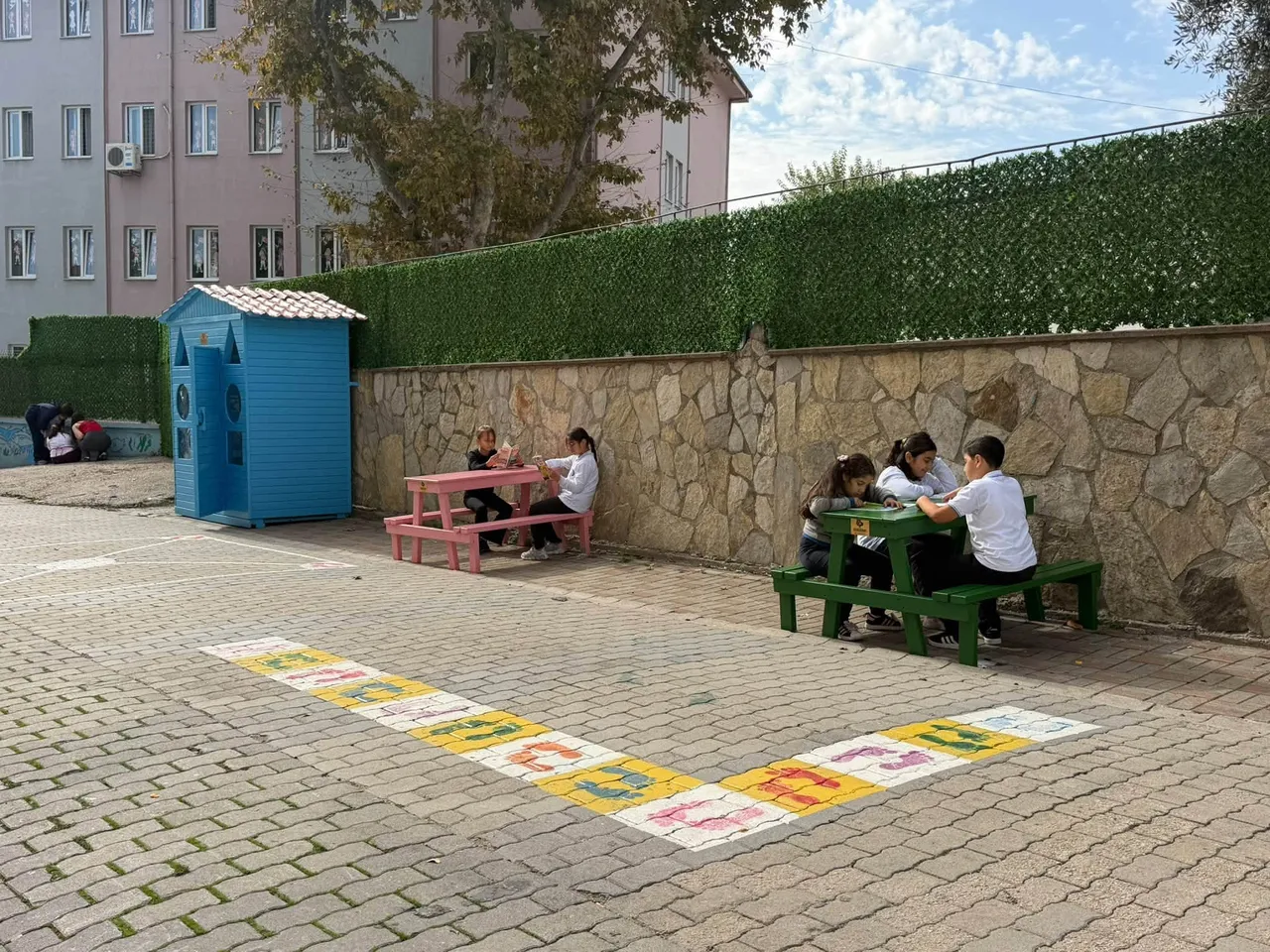 Bandırma Belediyesi, sokaklar Dönüşüyor Projesi kapsamında, çocukların hayalleriyle şekillenen sokaklarda dönüşümün son aşamasına geldi