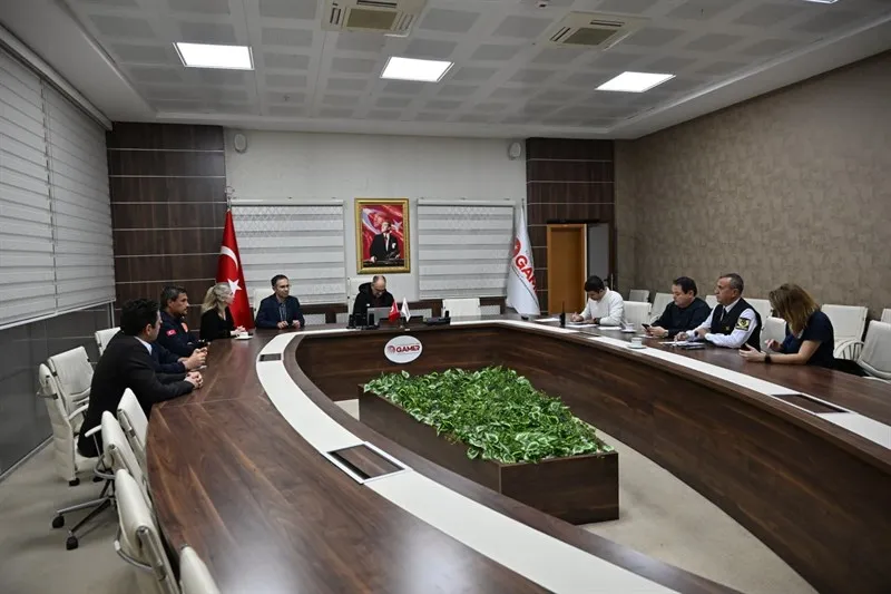 Vali Özkan, Fabrika Yangını Sürecini Kriz Merkezi’nden takip etti