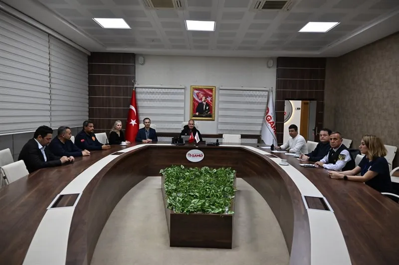Vali Özkan, Fabrika Yangını Sürecini Kriz Merkezi’nden takip etti
