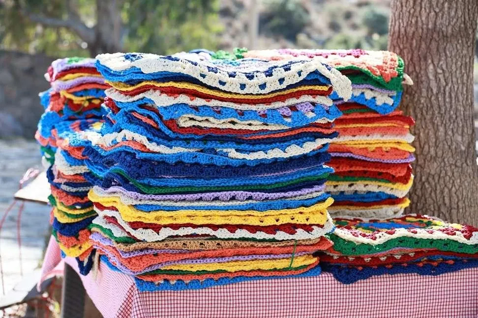 Bodrum'lu kadınlar sokak için Örüyor: 1.400 motiften 53 metre gölgelik elde edildi