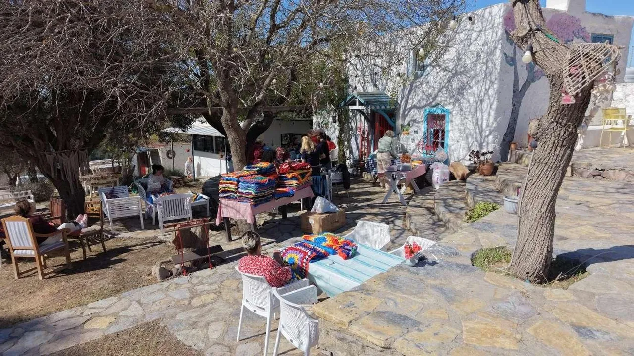 Bodrum'lu kadınlar sokak için Örüyor: 1.400 motiften 53 metre gölgelik elde edildi