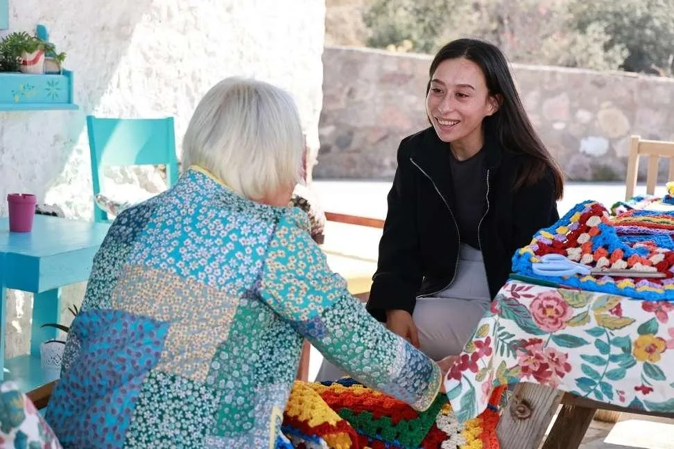Bodrum'lu kadınlar sokak için Örüyor: 1.400 motiften 53 metre gölgelik elde edildi
