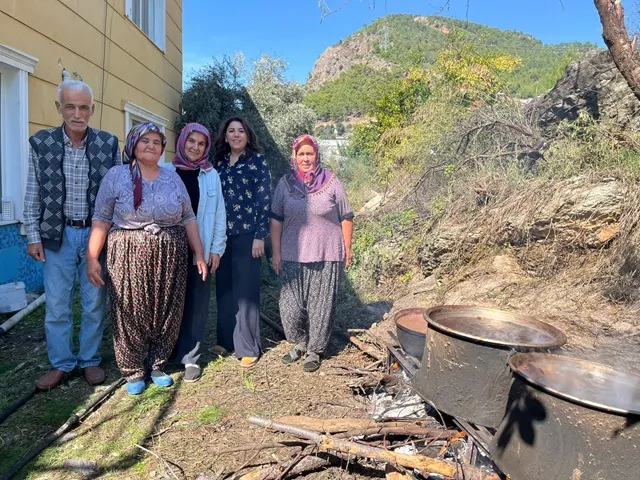 Hanımefendi, geleneksel keçiboynuzu pekmezi yapımını yerinde inceledi