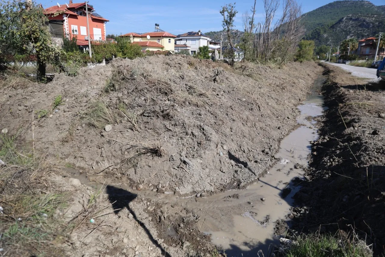 Dalaman Belediyesi’nden kış öncesi kanal temizliği