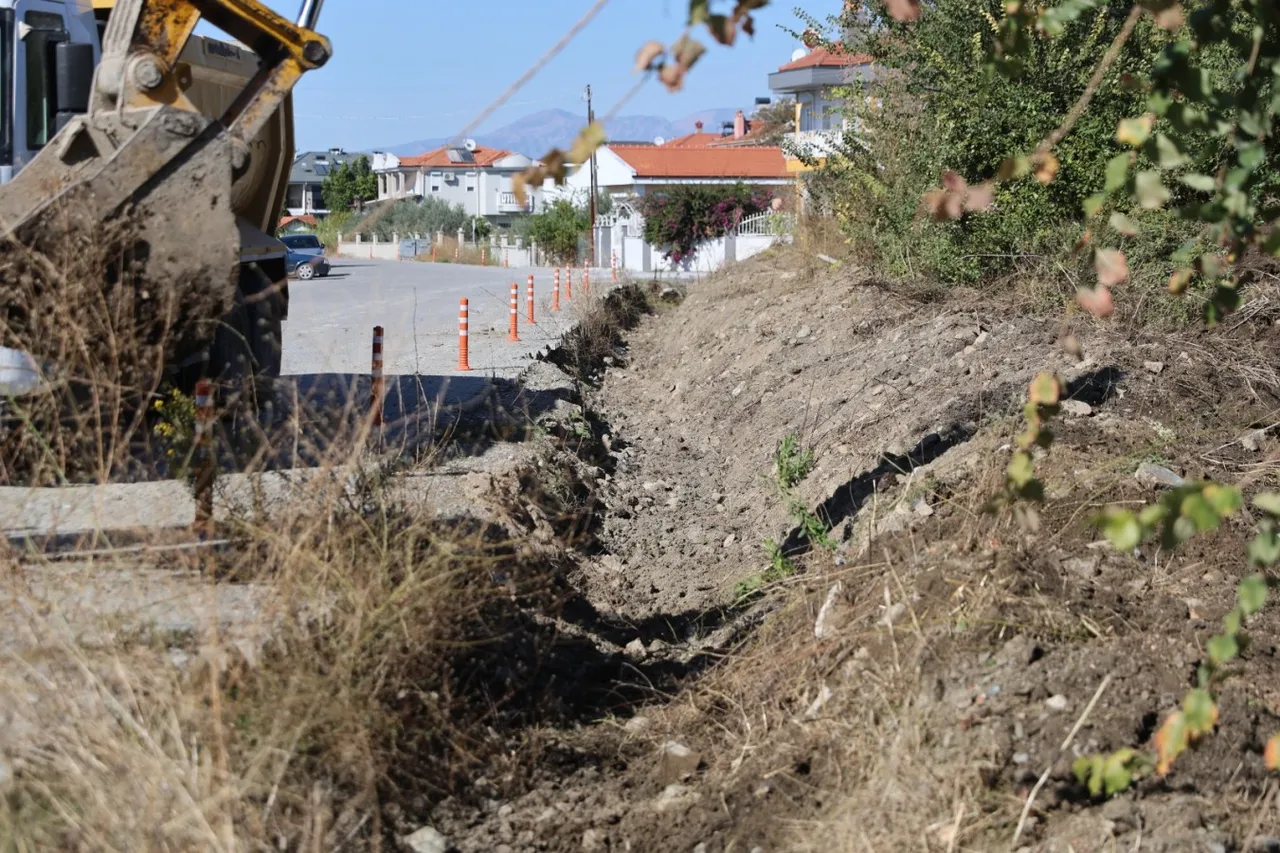 Dalaman Belediyesi’nden kış öncesi kanal temizliği