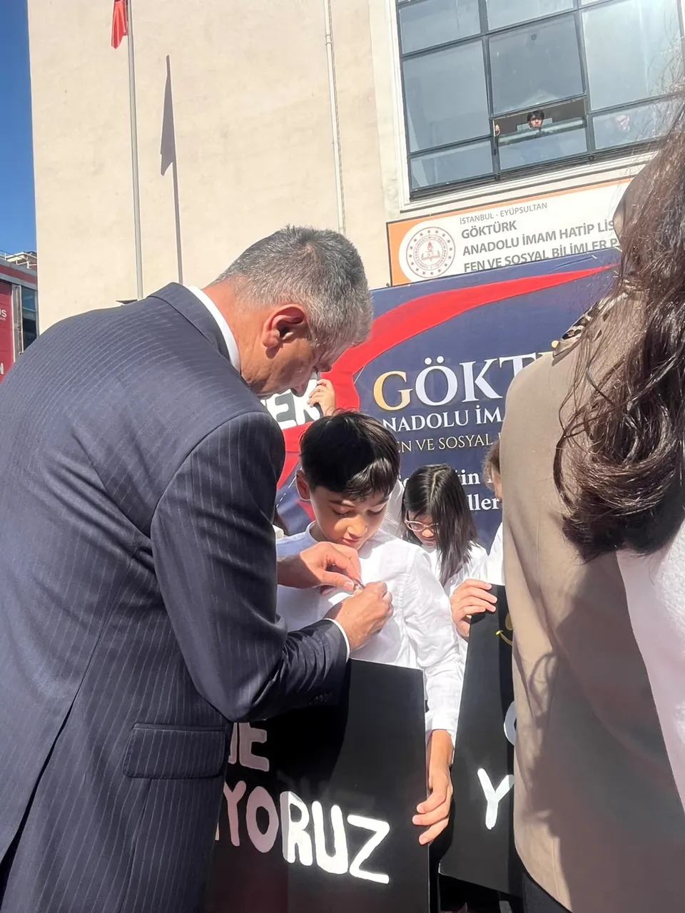 Göktürk Anadolu İmam Hatip Lisesinde mezunlar buluşması ve rozet Takma töreni yapıldı