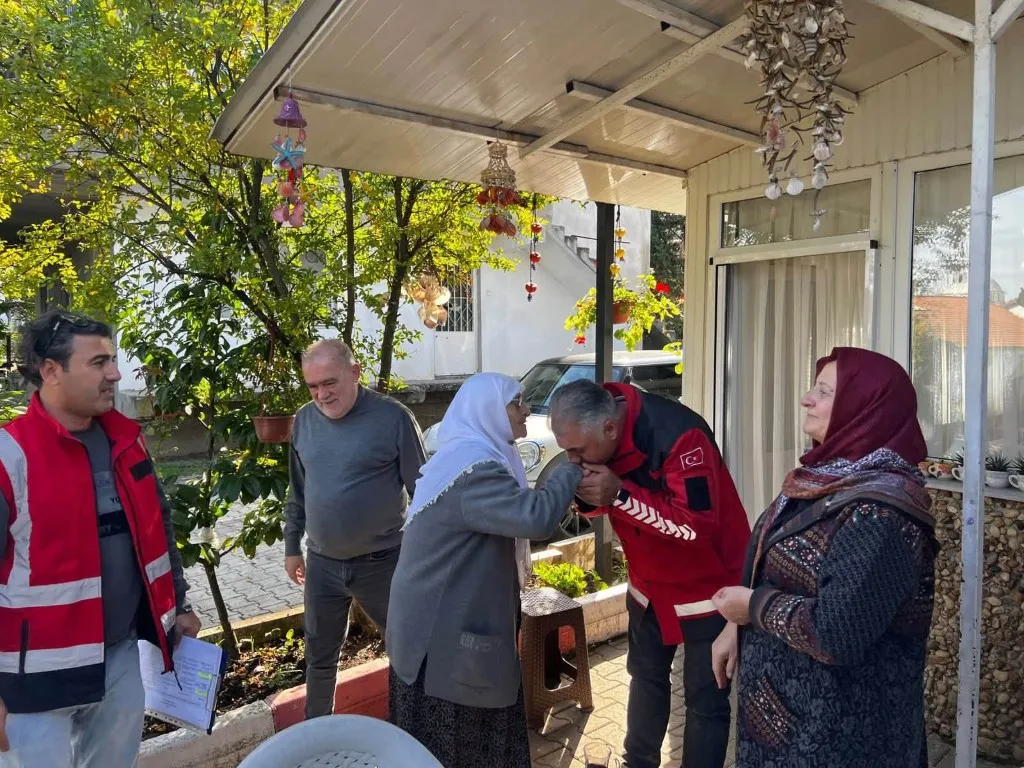 Kartepe Belediyesi selden etkilenen vatandaşları yalnız bırakmıyor