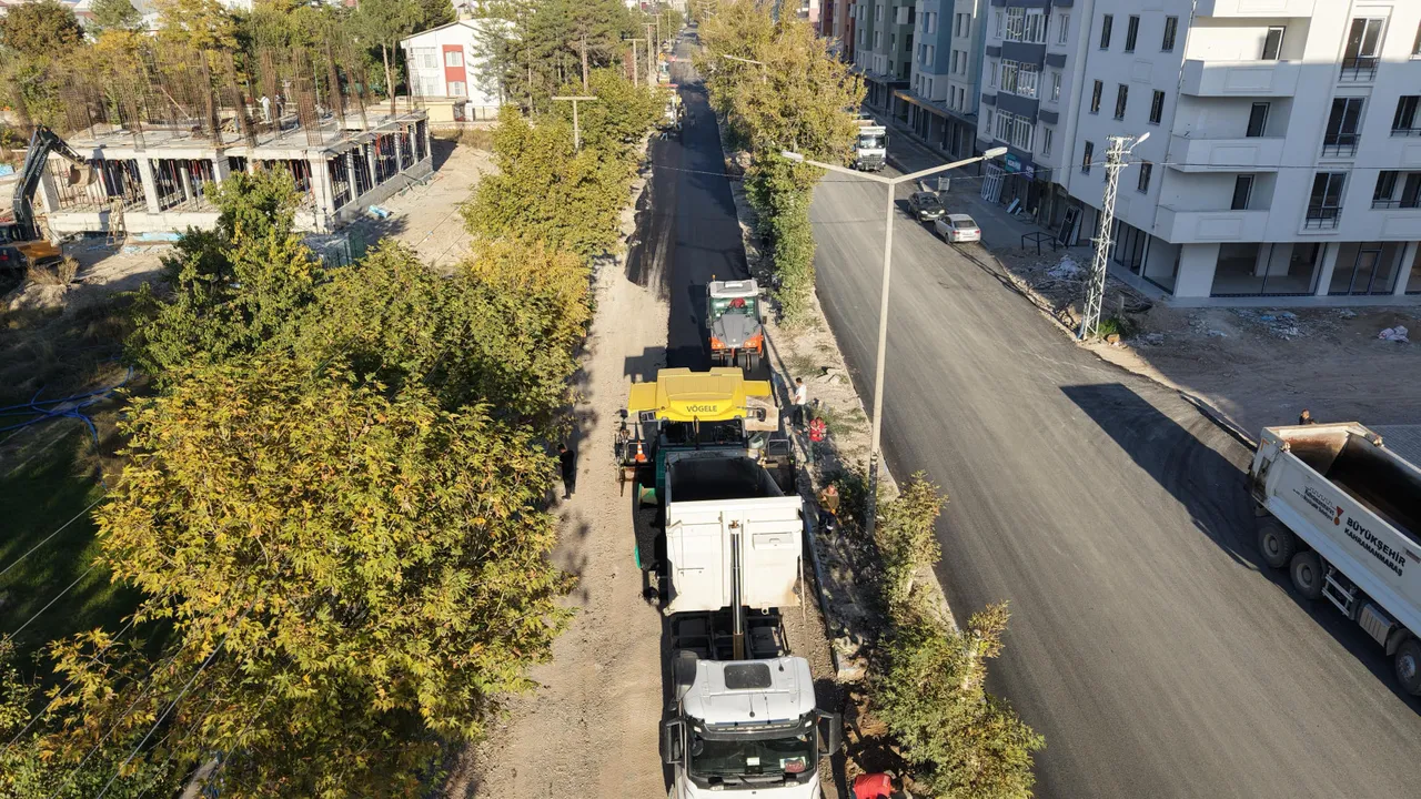 Büyükşehir, Elbistan’da Recep Tayyip Erdoğan Bulvarı’nı asfaltla buluşturuyor