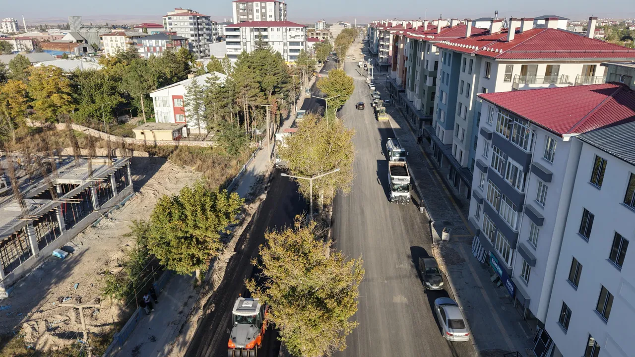 Büyükşehir, Elbistan’da Recep Tayyip Erdoğan Bulvarı’nı asfaltla buluşturuyor