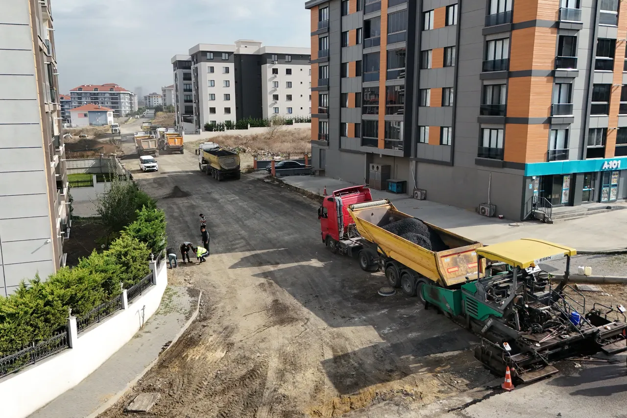 Yeni Mahalle Özgecan Aslan Sokak’ta asfaltlama çalışması başladı