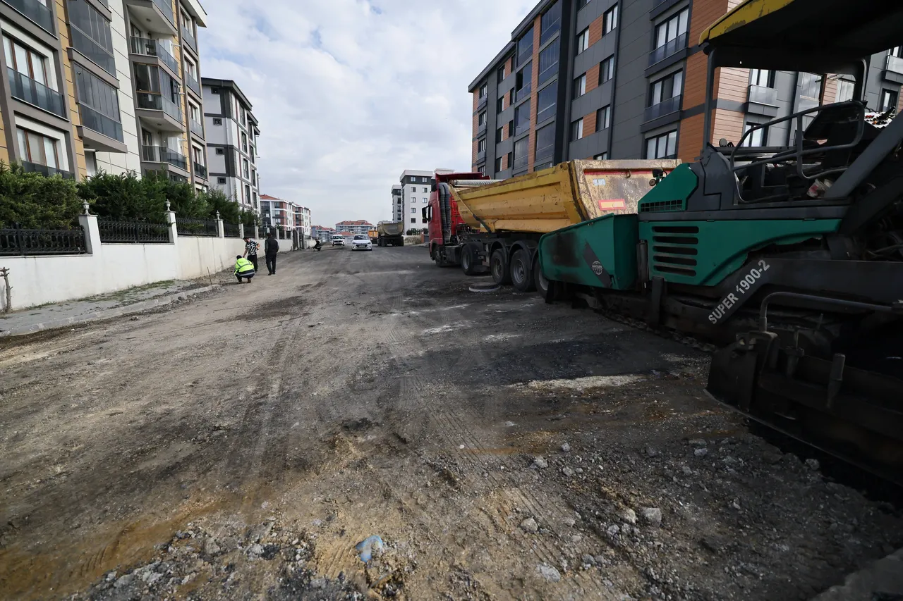 Yeni Mahalle Özgecan Aslan Sokak’ta asfaltlama çalışması başladı