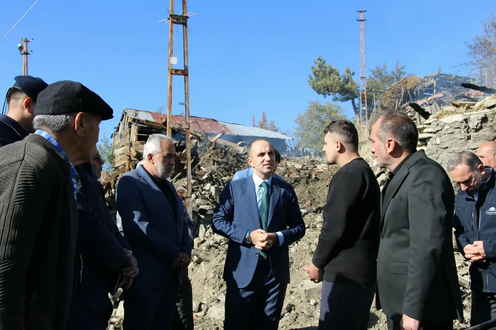 İskilip Kaymakamı Polat, İskilip'e Bağlı Yaylacıkseki Köyünde çıkan yangın yerinde incelemelerde bulundu