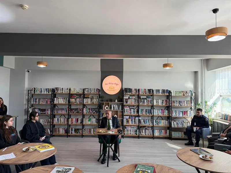 19 Mayıs Kaymakamı Şimşek, 19 mayıs Anadolu Lisesi bünyesinde hayata geçirilen Anı Kitap Kafe’de düzenlenen söyleşi programına katıldı