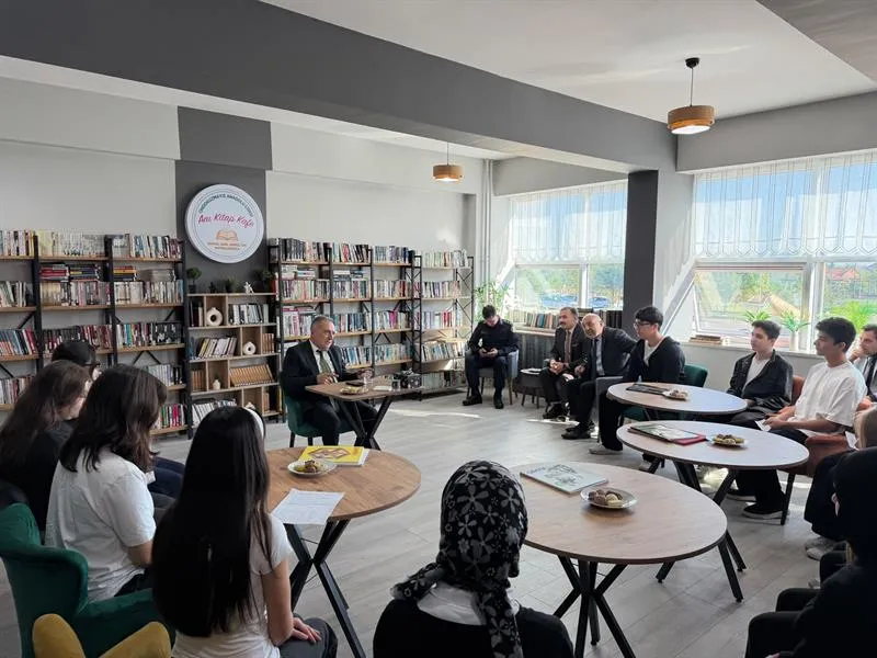 19 Mayıs Kaymakamı Şimşek, 19 mayıs Anadolu Lisesi bünyesinde hayata geçirilen Anı Kitap Kafe’de düzenlenen söyleşi programına katıldı