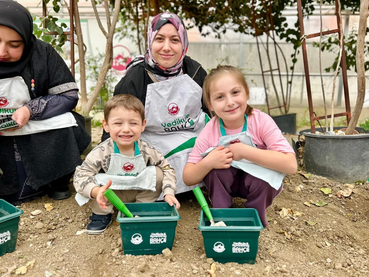 Yedikule Bahçe'de minik çiftçiler ilk tohumlarını toprakla buluşturuyor