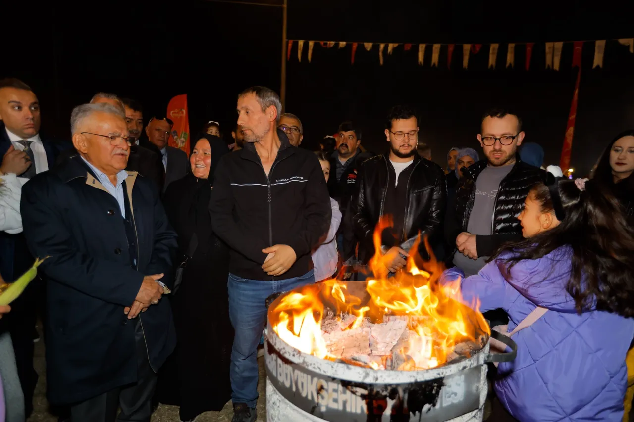 Başkan Büyükkılıç, havai fişek gösterisini Kayserililerle birlikte izledi