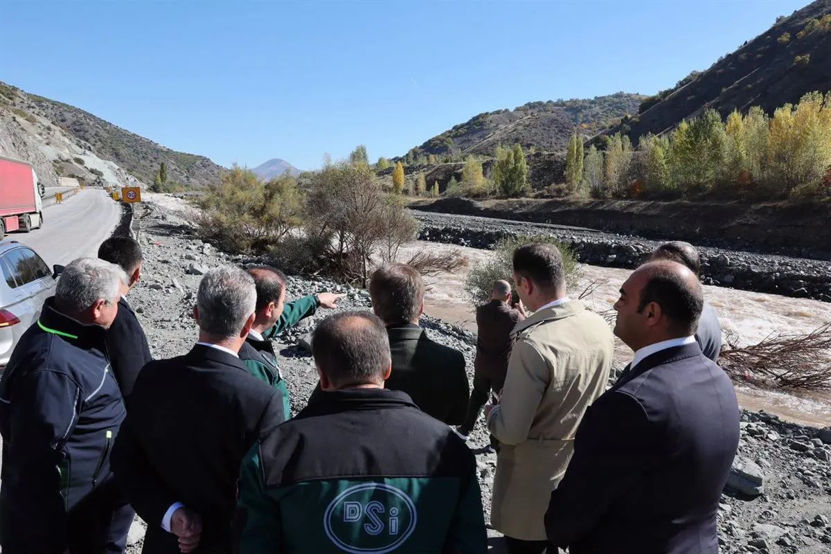 Erzincan Valisi Aydoğdu, demir yolu hattında yürütülen çalışmaları yerinde inceledi