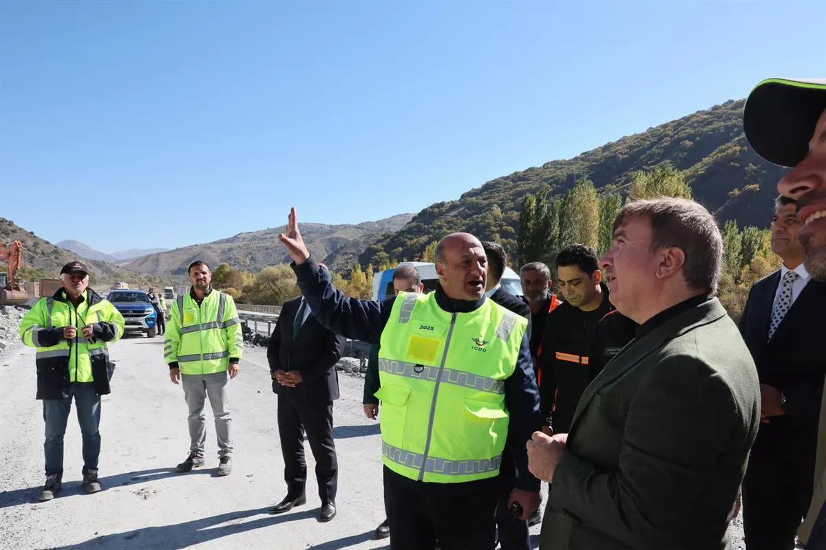Erzincan Valisi Aydoğdu, demir yolu hattında yürütülen çalışmaları yerinde inceledi