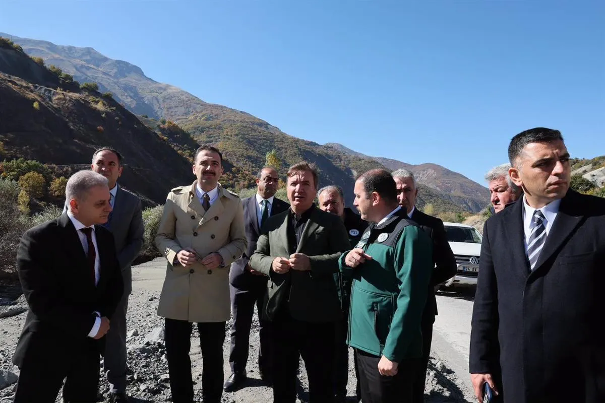 Erzincan Valisi Aydoğdu, demir yolu hattında yürütülen çalışmaları yerinde inceledi