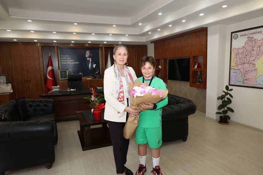 Türkiye 3.sü Nazilli Fenerbahçe Futbol Okulu sporcularının Nazilli Kaymakamını ziyareti