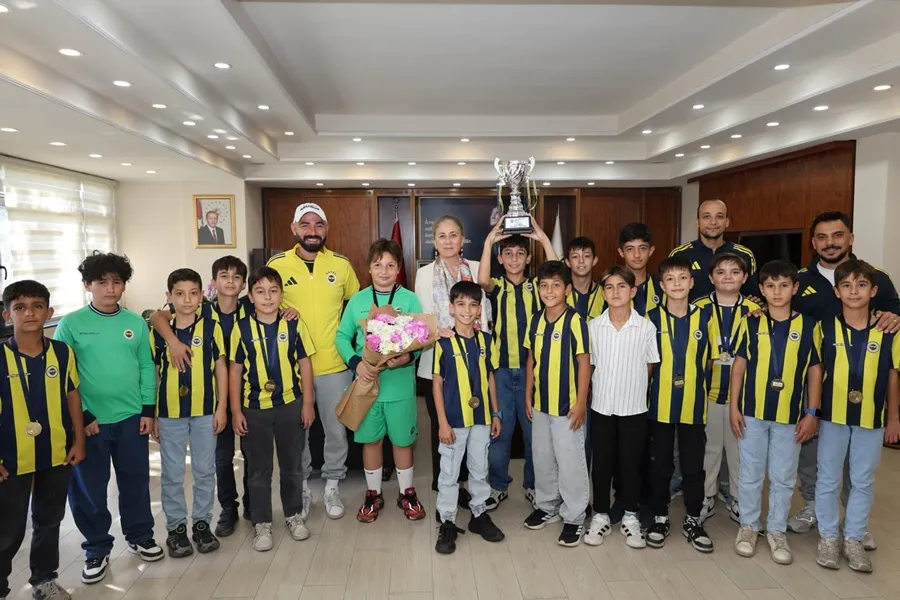 Türkiye 3.sü Nazilli Fenerbahçe Futbol Okulu sporcularının Nazilli Kaymakamını ziyareti