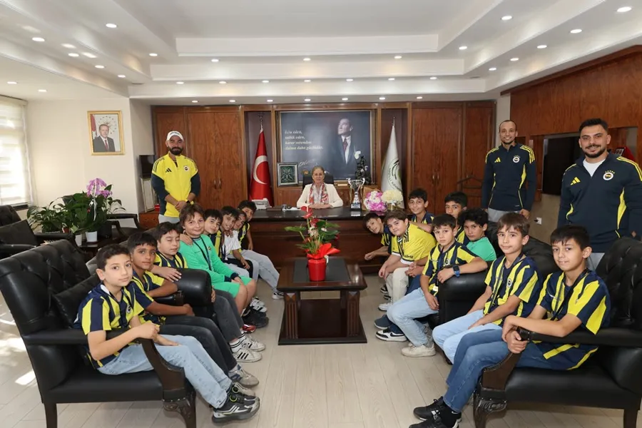 Türkiye 3.sü Nazilli Fenerbahçe Futbol Okulu sporcularının Nazilli Kaymakamını ziyareti