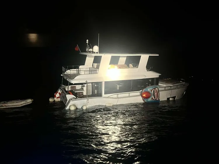 Çanakkale açıklarında 2 kişi kurtarıldı