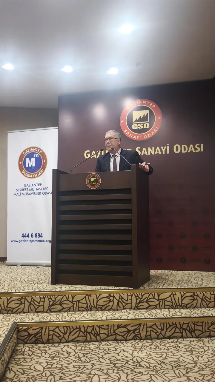 PAÜ’lü akademisyen, Gaziantep’te şirket değerleme ve risk yönetimini anlattı