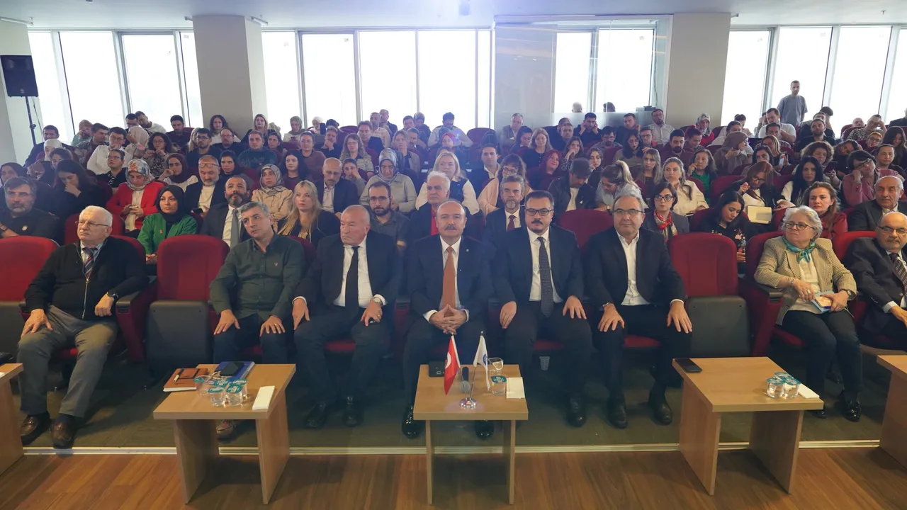 İstanbul Esenyurt Üniversitesi’nde 2025-2026 Yılı En iyi eğitim-öğretim ödülleri, düzenlenen törenle sahiplerine verildi