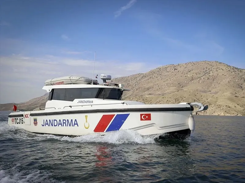 Jandarmanın "Yüzen Karakolu" Karakaya Barajı'nda görev başında