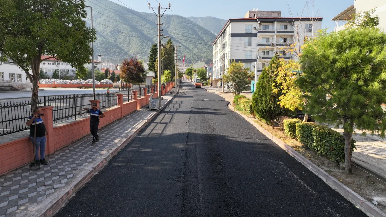 Manisa Büyükşehir’den Kırkağaç’ta 4 bin ton sıcak asfalt çalışması
