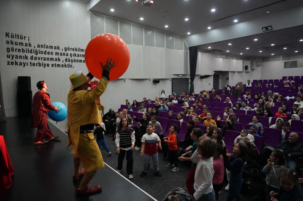 Minikler tiyatroda hem eğlendi hem öğrendi